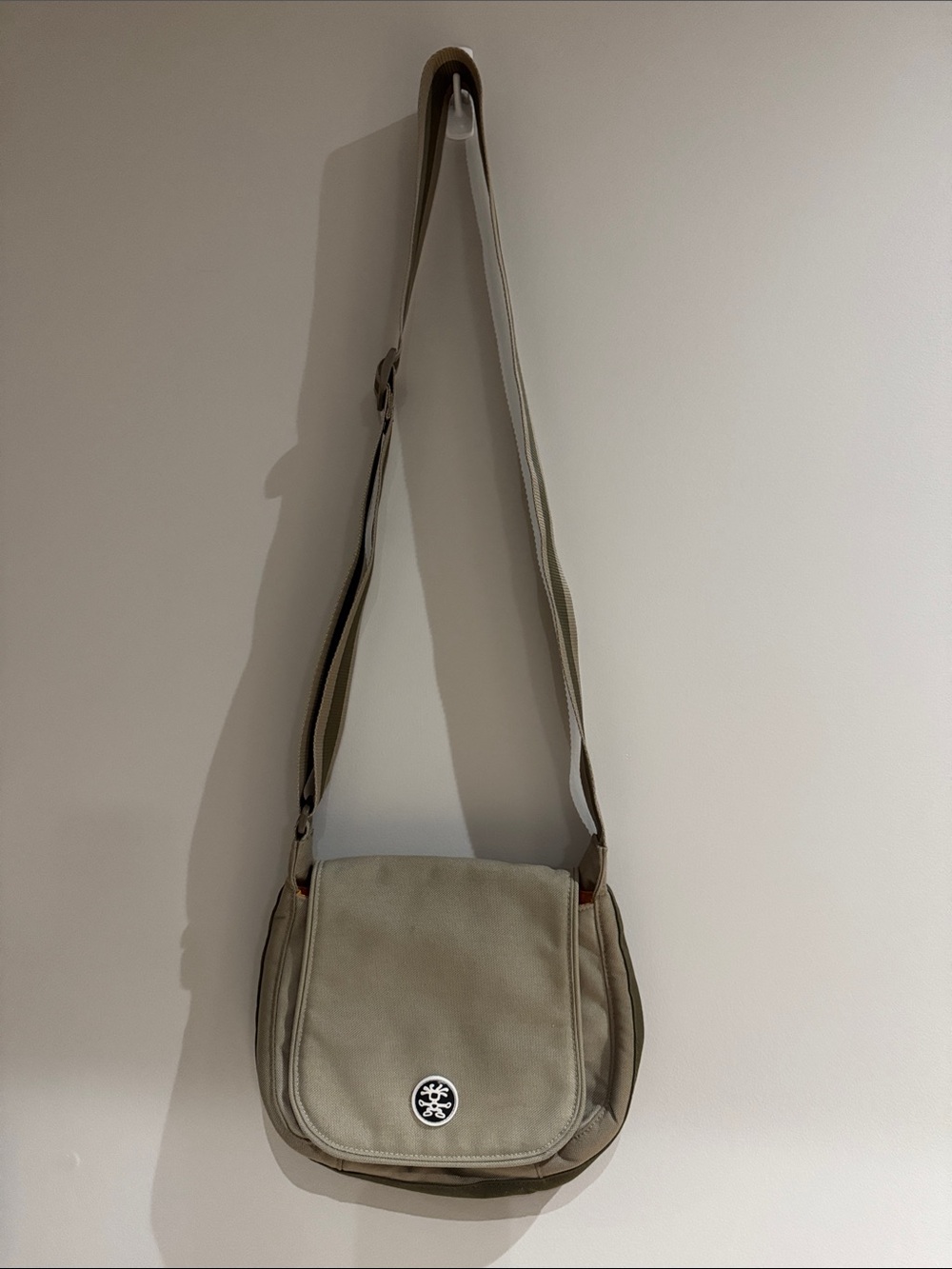 Crumpler “the Status Belly” Vintage Crossbody Messenger Bag in khaki-green